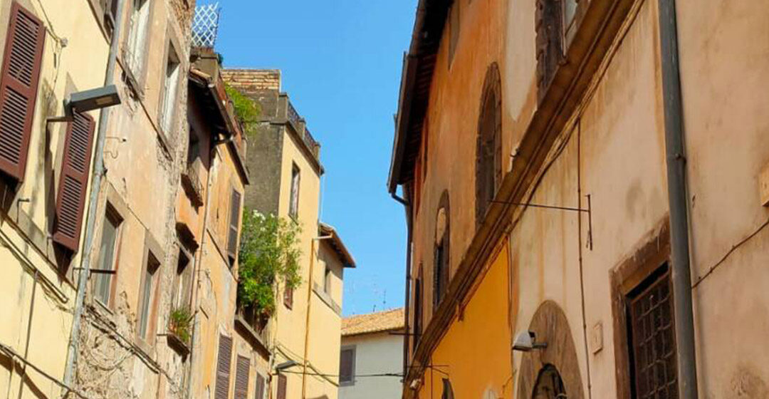 Via delle fabbriche, il parcheggio selvaggio horror