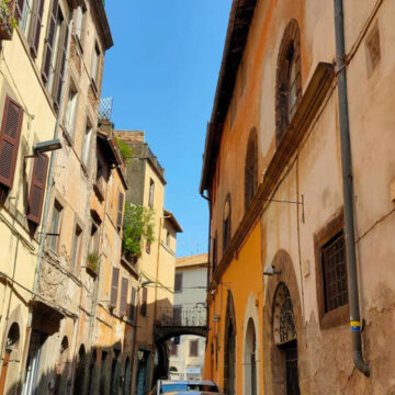 Via delle fabbriche, il parcheggio selvaggio horror