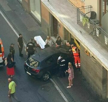 Automobilista perde il controllo e finisce nel supermercato