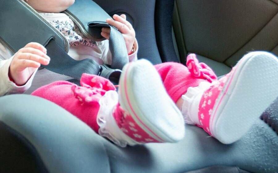 Lasciano figlia di 8 mesi in auto e vanno ad un matrimonio, genitori denunciati