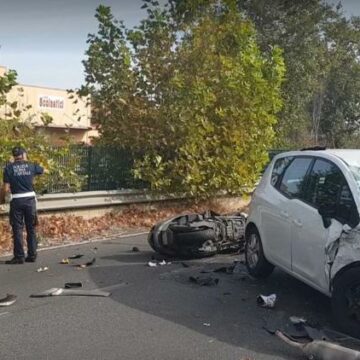 Auto contro moto, muore centauro sulla Ostiense