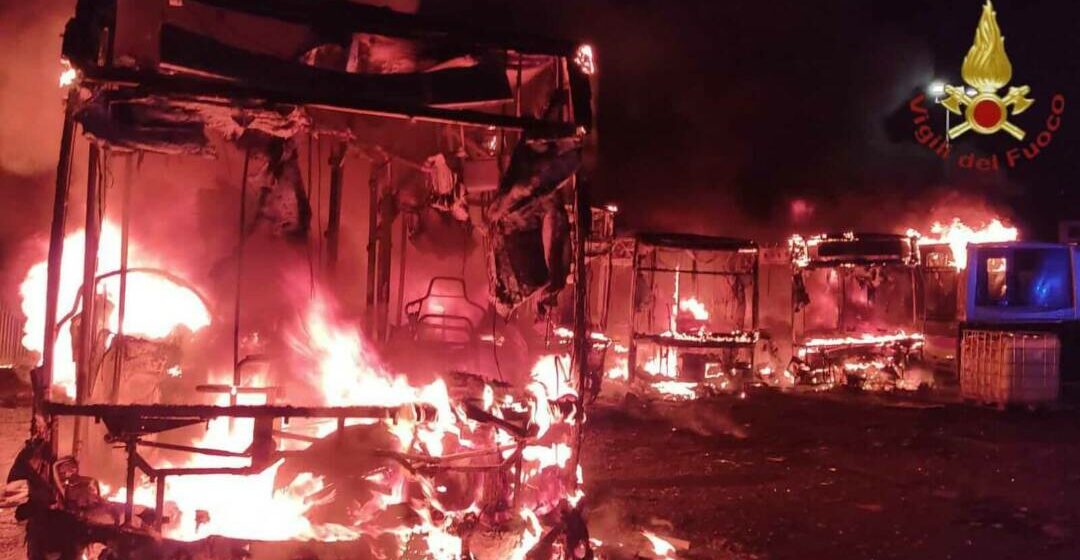 Fiamme nella notte, a fuoco autobus e scuolabus a Roma