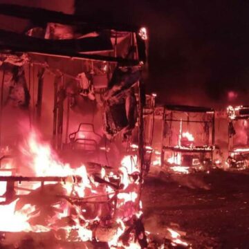 Fiamme nella notte, a fuoco autobus e scuolabus a Roma