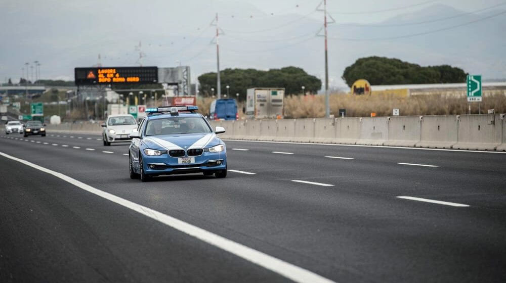 Scappa dopo aver causato un incidente, fermato dalla polizia stradale