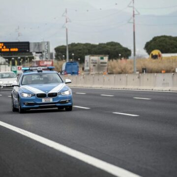 Scappa dopo aver causato un incidente, fermato dalla polizia stradale