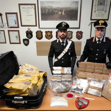 Gira a piedi per Civita Castellana, i carabinieri lo controllano e trovano in casa 50kg di droga