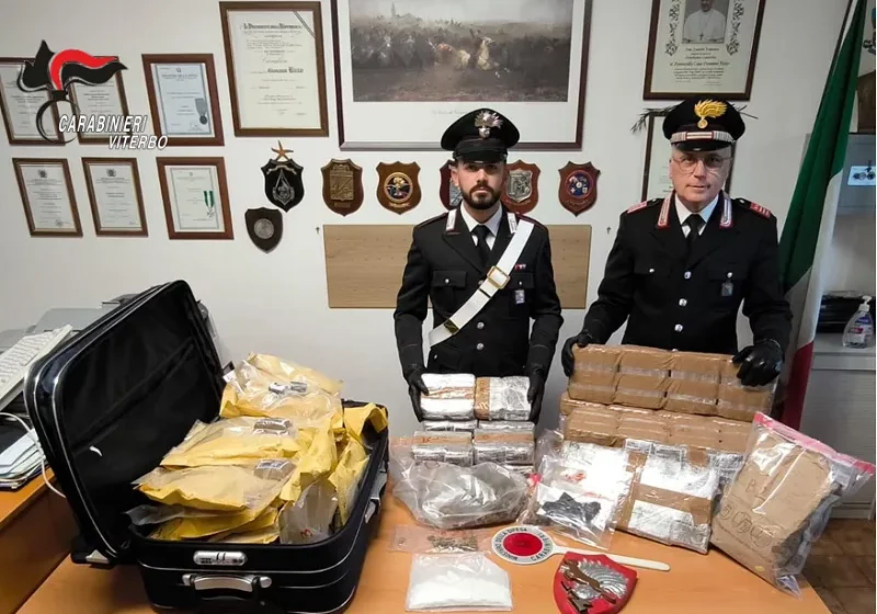 Gira a piedi per Civita Castellana, i carabinieri lo controllano e trovano in casa 50kg di droga