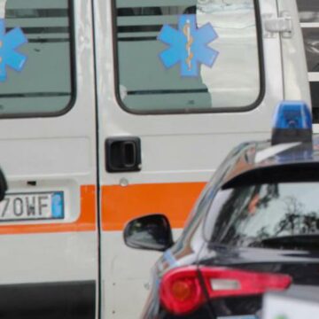 80enne fugge dopo aver investito e ucciso motociclista: arrestato