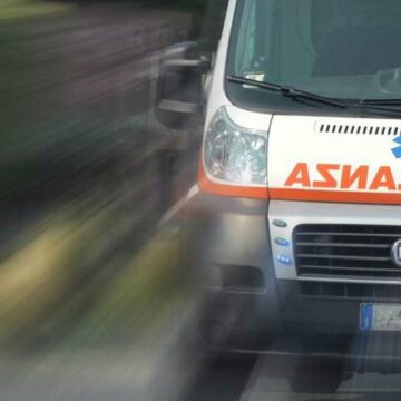 Ambulanza corre per salvare la vita a una donna: multata per eccesso di velocità