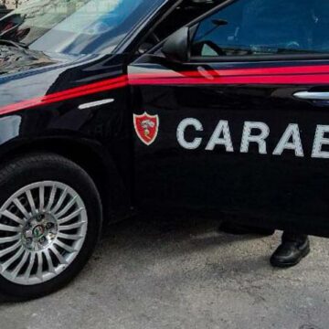 Caccia di casa figlia di 8 anni e due amichette: “Hanno fatto scappare il cane”