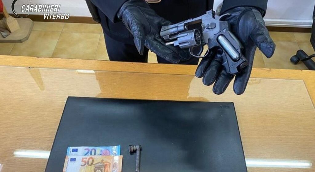 Montalto di Castro, minaccia con una pistola i passanti, arrestato per rapina a mano armata