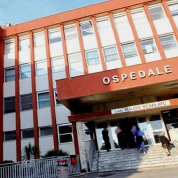 Muore a 59 anni fuori dal pronto soccorso: era chiuso per lavori