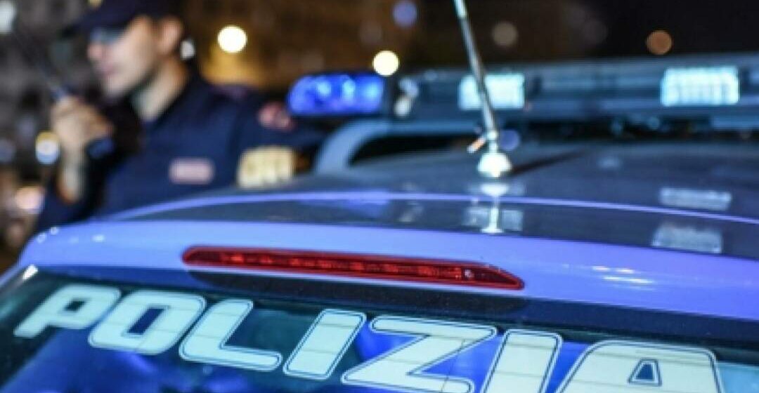 Aggredisce due stranieri a colpi di machete e si dà alla fuga, è caccia all’uomo