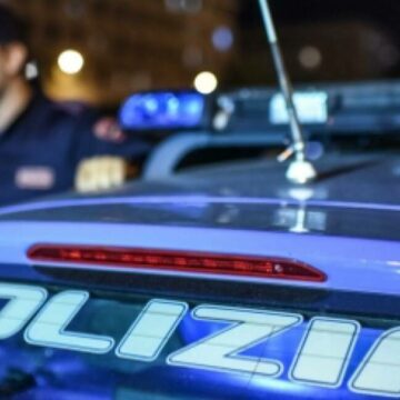 Aggredisce due stranieri a colpi di machete e si dà alla fuga, è caccia all’uomo