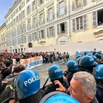 Torino,  corteo contro Meloni: la polizia carica i manifestanti, la premier: “Non studenti, ma centri sociali”