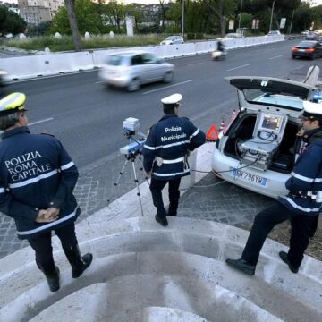 Roma, incidente a piazza Sempione: anziano travolto è in gravi condizioni