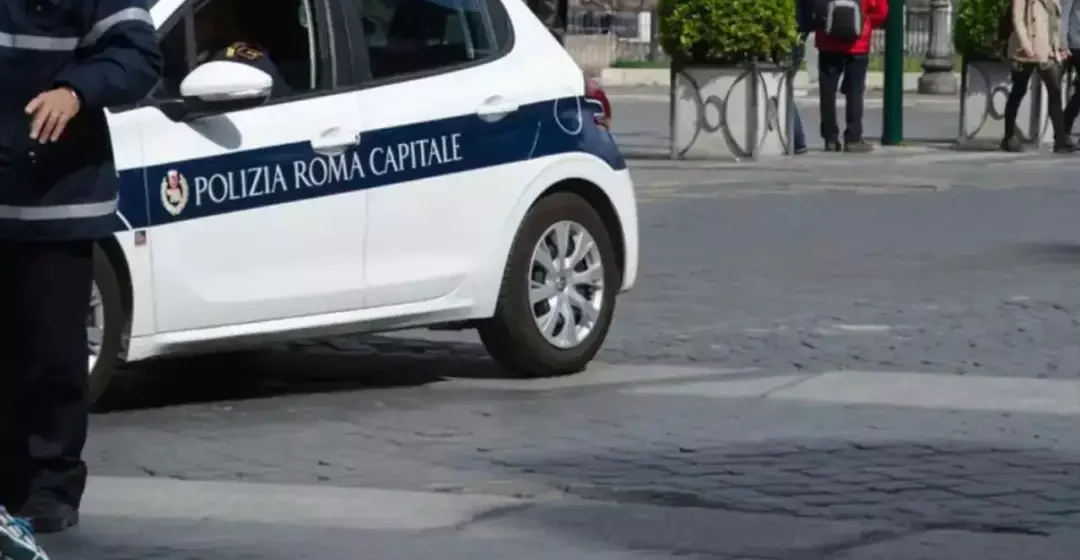 Roma, intera famiglia investita mentre attraversa la strada: mamma e papà in codice rosso