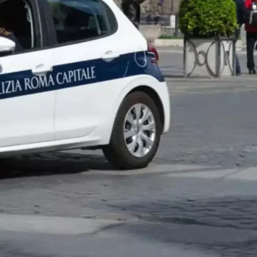 Roma, intera famiglia investita mentre attraversa la strada: mamma e papà in codice rosso