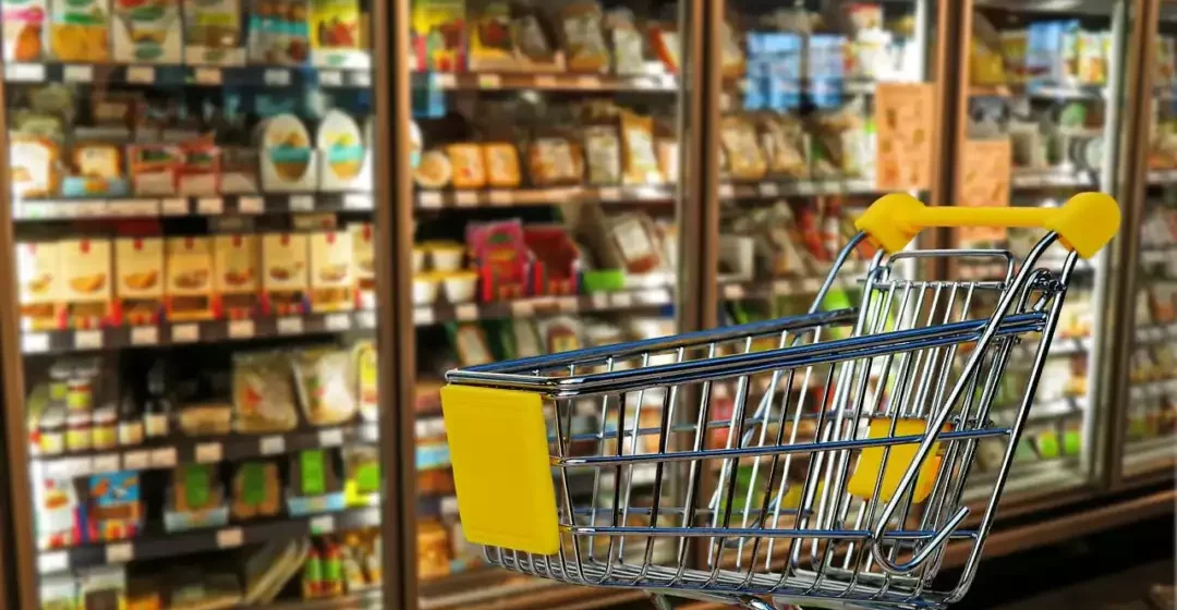 Due uomini di 57 e 28 anni rubano vino, liquori e alimenti in un supermercato e poi scappano