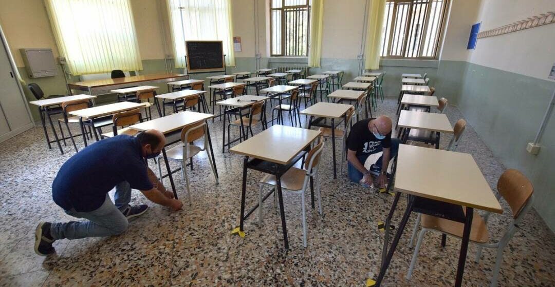 Studente picchia professore dopo un rimprovero, l’insegnante colpito al volto durante una lezione