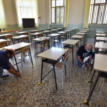 Studente picchia professore dopo un rimprovero, l’insegnante colpito al volto durante una lezione