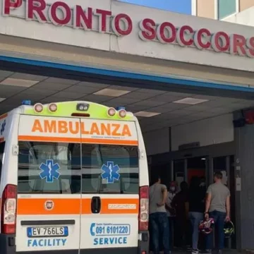 Accoltella una donna ferma in auto nell’area di servizio sull’A1 e scappa