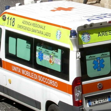 Fabrica di Roma, incidente tra due auto, coppia incastrata tra le lamiere