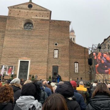 Giulia Cecchettin, migliaia di persone a Padova per l’ultimo saluto