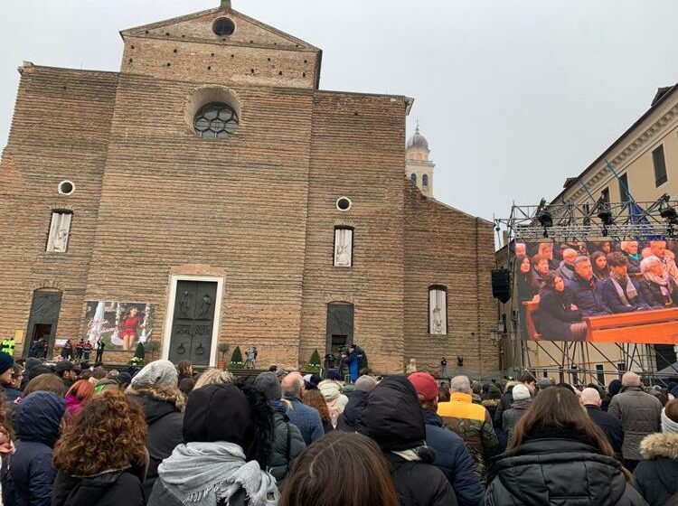 Giulia Cecchettin, migliaia di persone a Padova per l’ultimo saluto