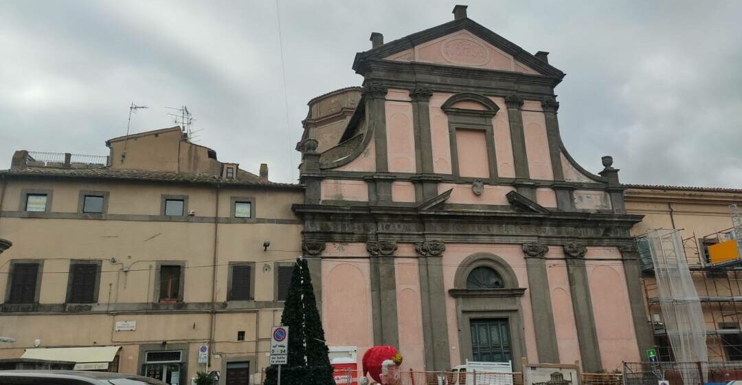 A Piazza Fontana Grande l’albero oscurato, simbolo della Viterbo oppressa dalle auto