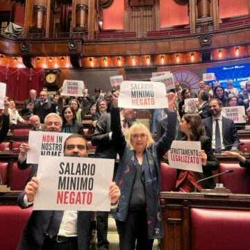 Ok della Camera al salario minimo senza i 9 euro, Schlein: “Il governo ce l’ha coi poveri”