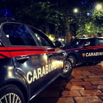 Prende a pugni l’ex fidanzata e la trascina in auto: arrestato grazie ad un passante