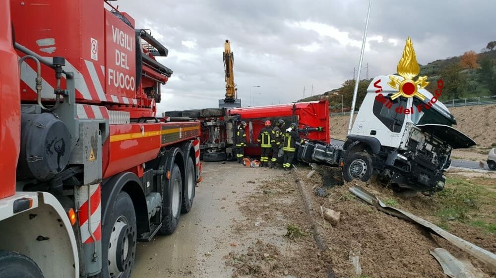 Civita Castellana, autoarticolato si ribalta sulla Flaminia, ferito il conducente