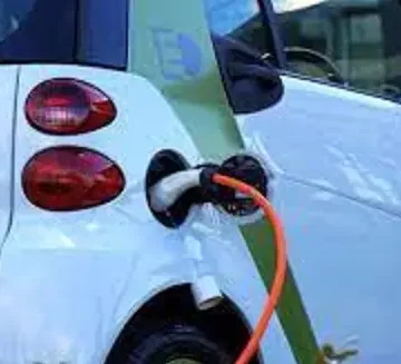 Auto elettriche, parcheggi gratuiti pure per ibride a bassa emissione