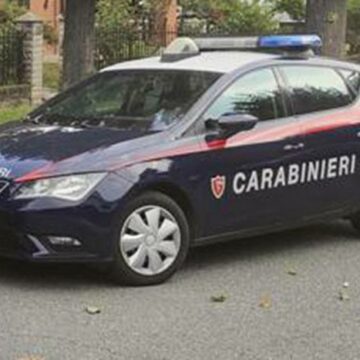 Donna uccisa a coltellate nel cortile di casa della mamma