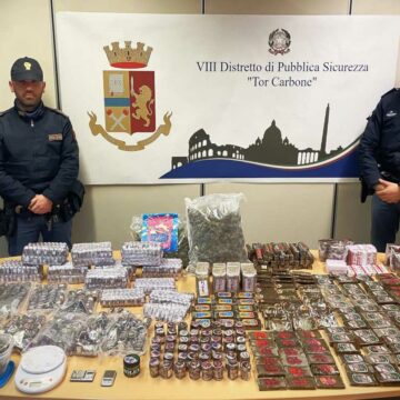 Sorprese con 55 chili di droga in casa: arrestate due giovani pusher