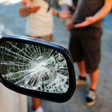 Viterbo, due ragazzi prendono a calci specchietti di un’auto in via Sant’Antonio