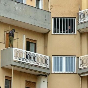 Minaccia di buttarsi dal quinto piano di un palazzo, fermato dopo 44 ore di trattative