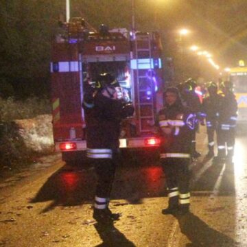 Auto contro un palo: muore a 19 anni