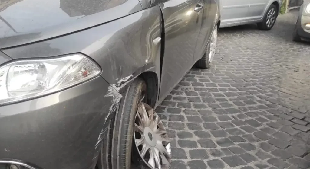 Colpita da un gavettone al volante finisce con l’auto contro un negozio