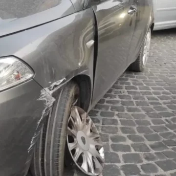 Colpita da un gavettone al volante finisce con l’auto contro un negozio