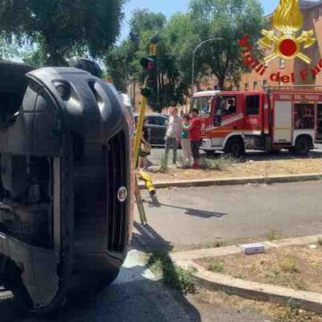 Schianto tra ambulanza e macchina: autista del 118 estratto dalle lamiere