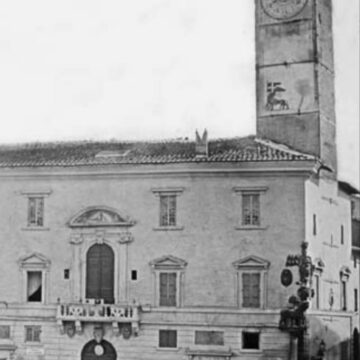 Persiane a Palazzo del Podestà? Eccole,  già dal  1860, mica ieri