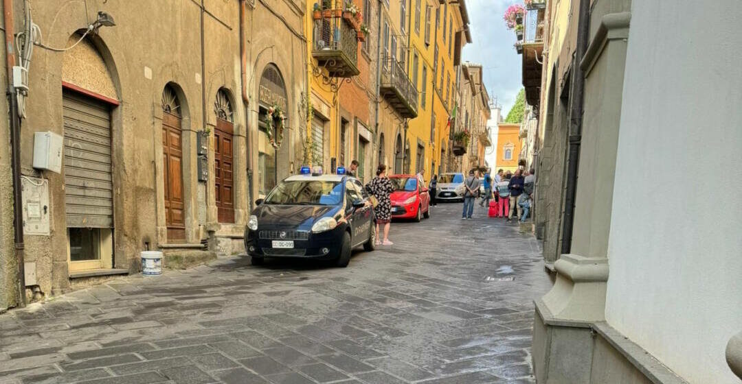 Montefiascone, tragedia al corso Cavour, gestore di un bar si toglie la vita