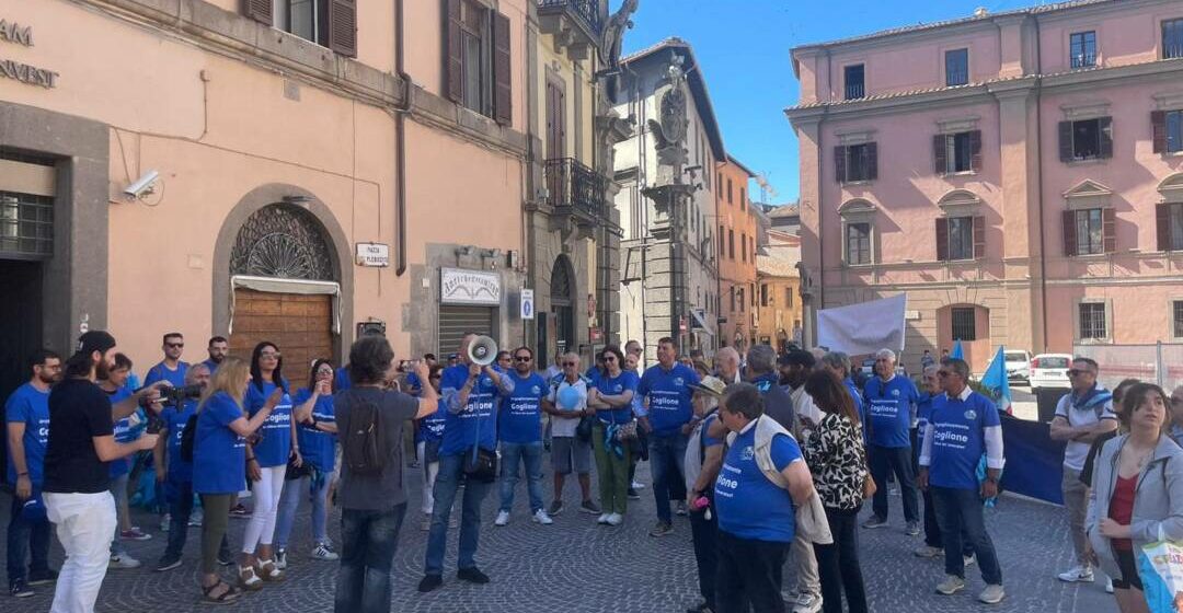 Un sindacato in piazza per un’ “offesa personale” indiretta e retrodatata, che “ambiente” depresso