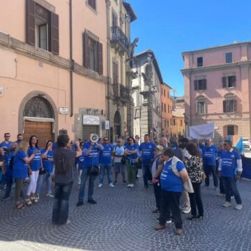 Un sindacato in piazza per un’ “offesa personale” indiretta e retrodatata, che “ambiente” depresso