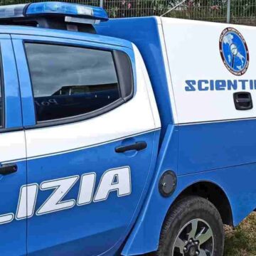 Ragazzo trovato in una pozza di sangue: ferite alla gola, è grave