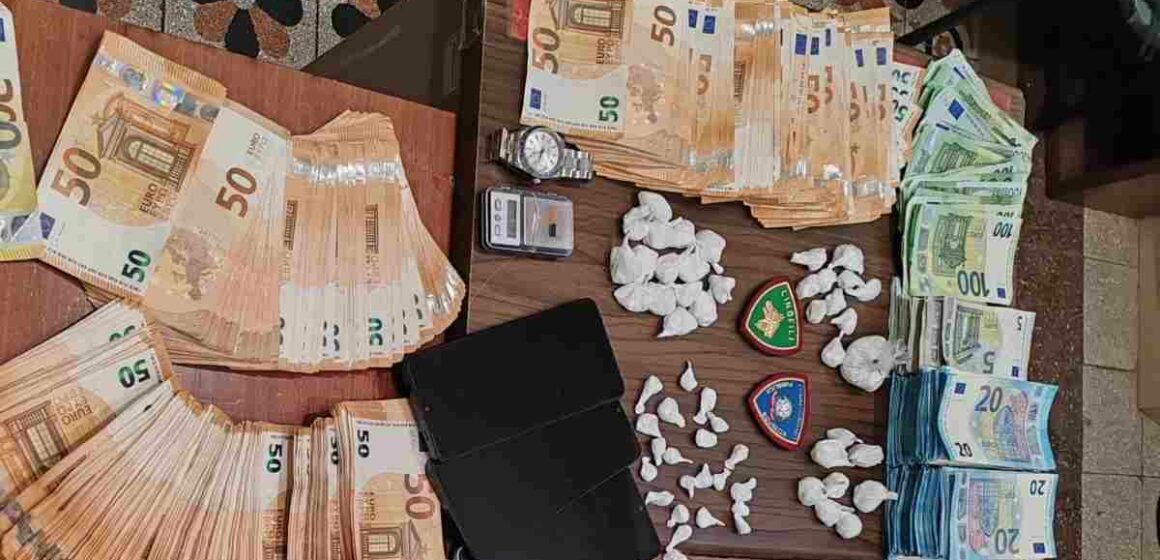 Ai domiciliari per droga continuava a spacciare: in casa 130.000 euro