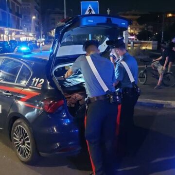 Svaligiano una casa, poi vedono i Carabinieri e tentano di fuggire a piedi: fermati