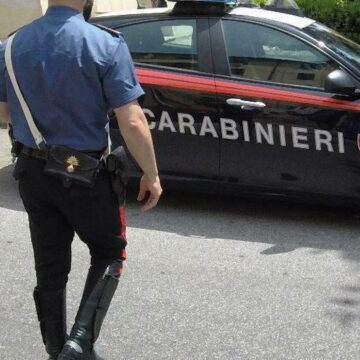 16enne va a buttare la spazzatura: “Un uomo mi ha spinta in casa e mi ha violentata”